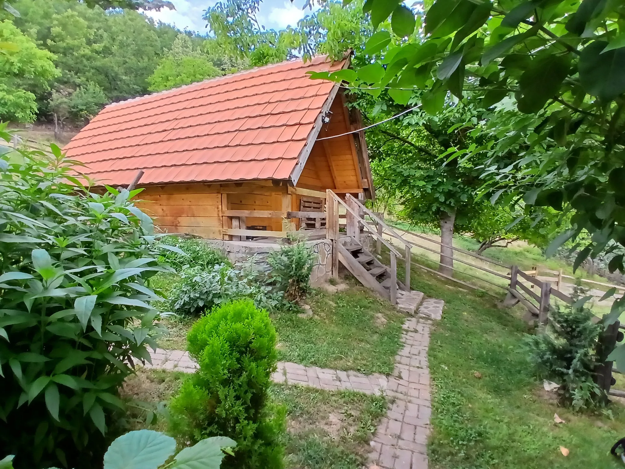 Drvena brvnara u Etno selu Janković